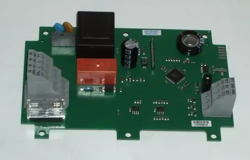 Grüne Leiterplatte mit verschiedenen elektronischen Bauteilen wie Relais, Kondensatoren und einem Chipsatz, hergestellt von Daikin.